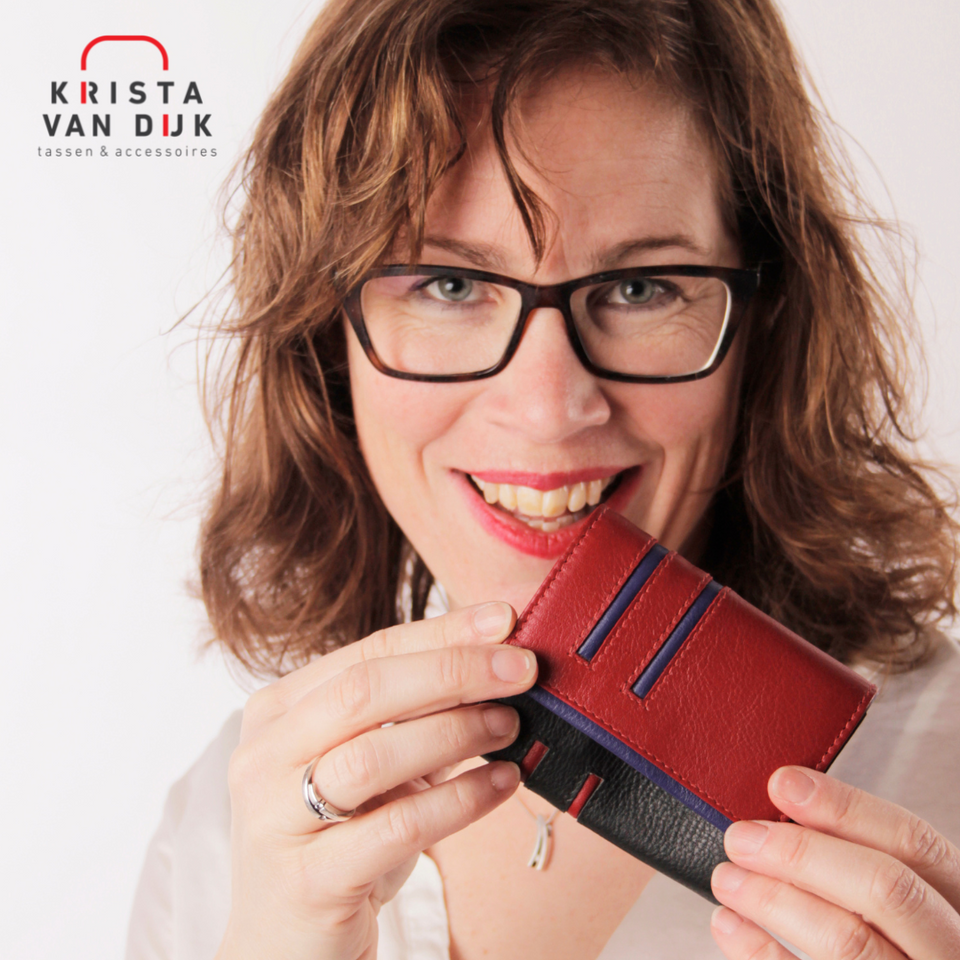 Luxe leren creditcardhoesje in zwart rood paars leer te koop in Kristas tassengalerie