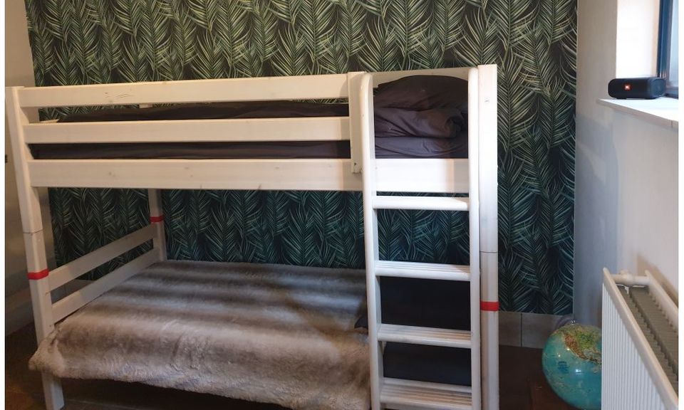 De tweede slaapkamer in Boshuisje Doldersum heeft een stevig stapelbed van 90x200 en is heerlijk donker waardoor je goed kunt uitslapen als je dat wilt. Het is tenslotte vakantie :-)