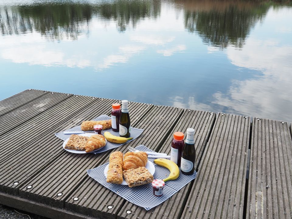 Ontbijt op een vlonder aan het water bij Theetuin Overleek.
