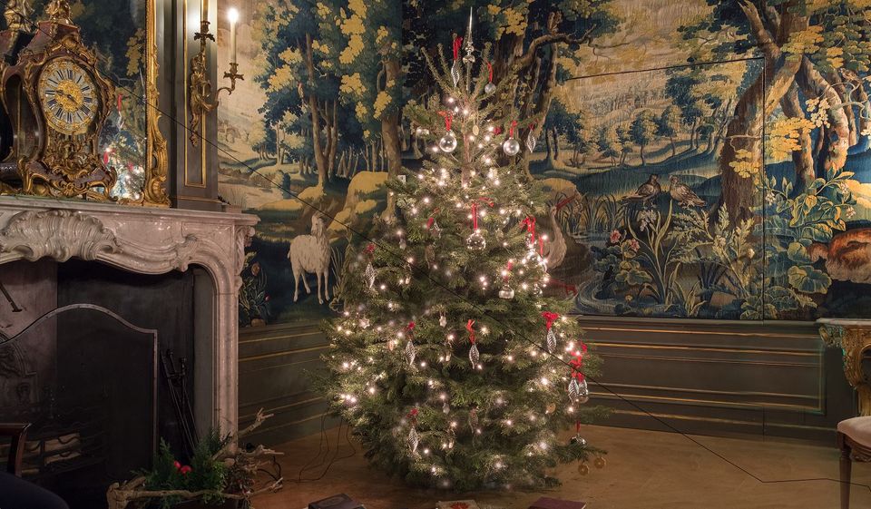 Feestelijk versierde kerstboom in historische zaal van Slot Zuylen.