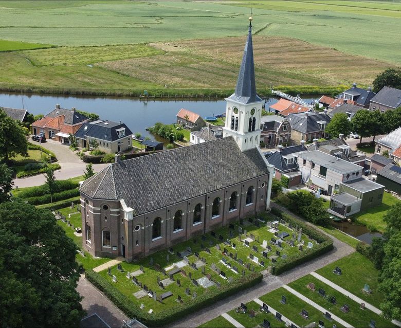 Johanneskerk Oosthem vanuit de lucht