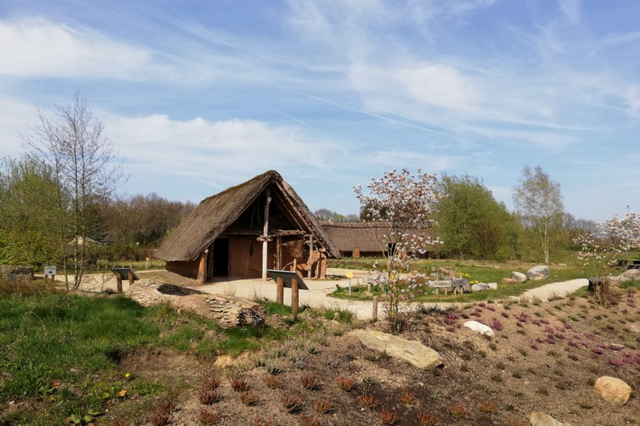 Hut in het Oertijdpark van het Hunebedcentrum.