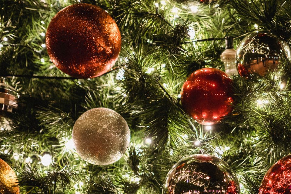 Algemeen beeld van kerstballen in een boom