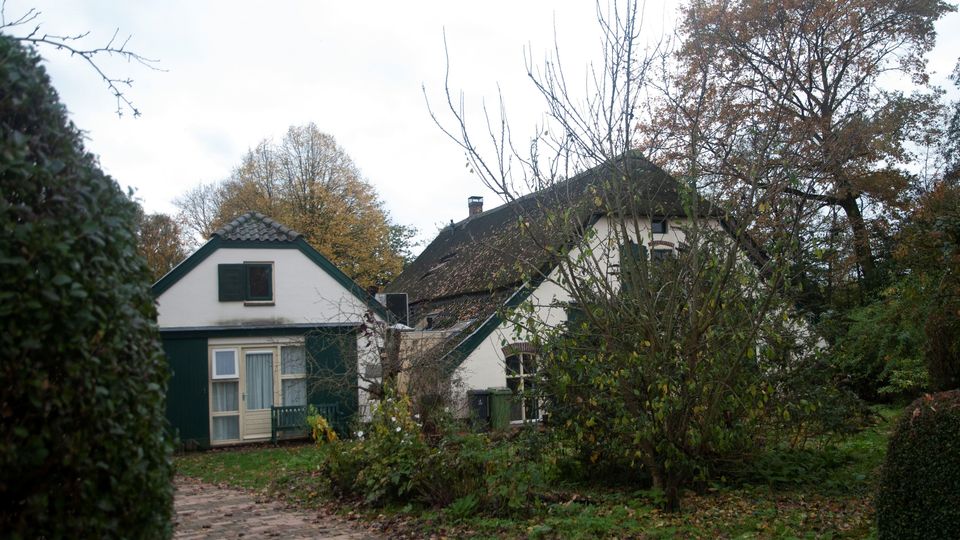 De nok van het dak en de schoorsteen op de achtergrond op de foto uit 1944 zijn te herkennen op deze actuele foto van het huis op Molenstraat nummer 2.