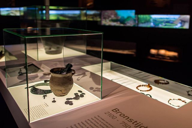 Stukken uit de bronstijd in het Drents Museum