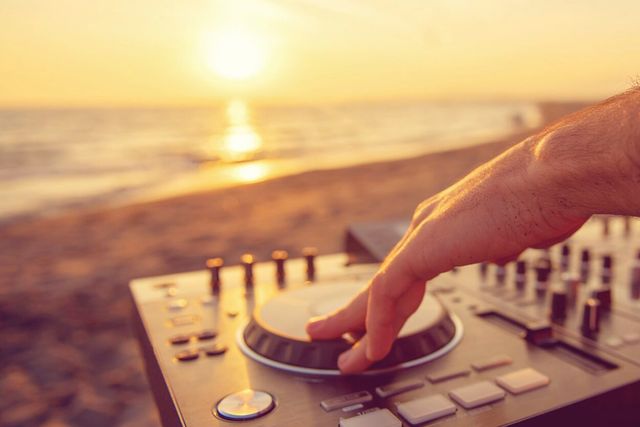 DJ aan het strand