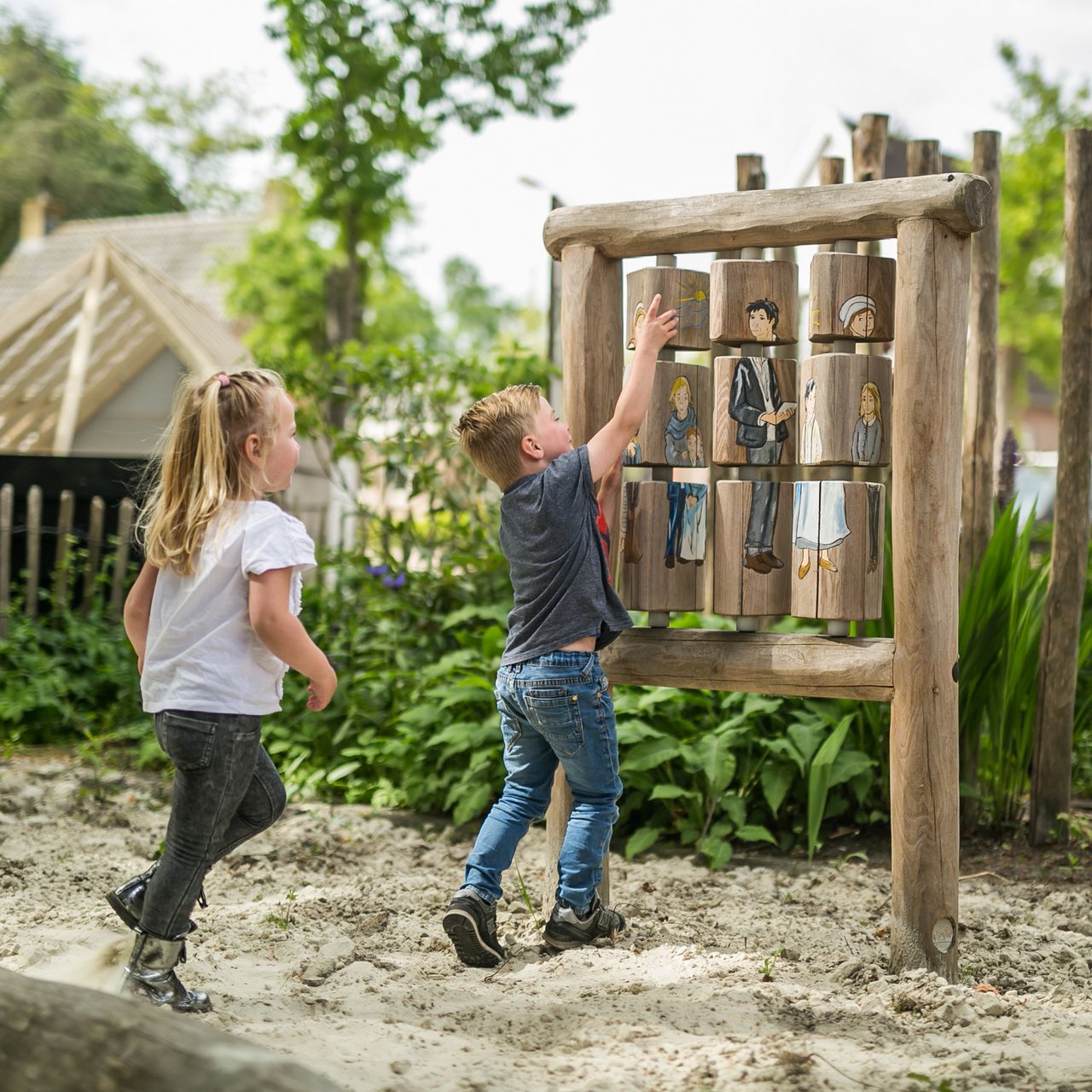 Twee spelende kinderen in de Koloniespeeltuin in Willemsoord