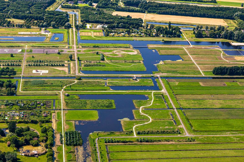 Een groen en waterrijk gebied, gefotografeerd vanuit de lucht.