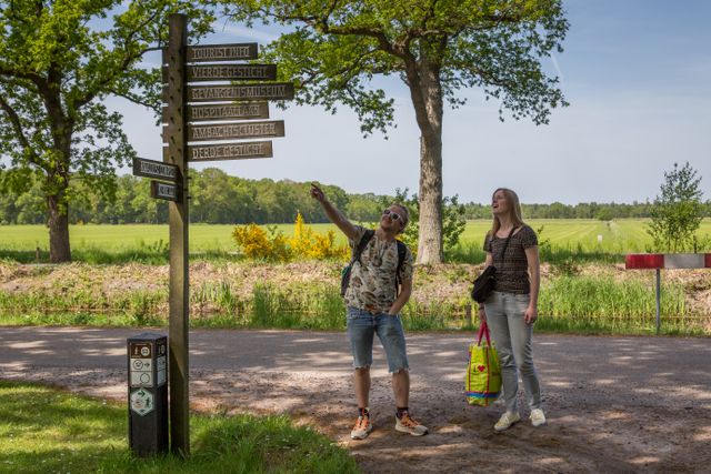Gasten bij bewegwijzering in de buurt van de Generaal Van den Boschweg zomer 2022