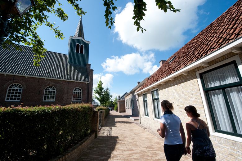 Wandelen door de smalle straatjes in een oud Fries dorpje
