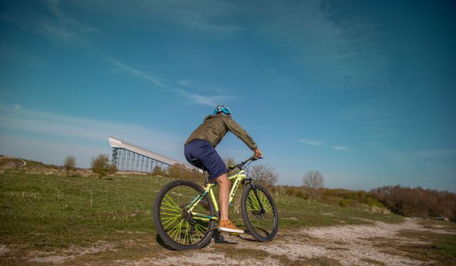 Foto van een mountainbiker in het Buytenpark in Zoetermeer. Zoetermeer is de plek.