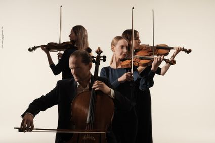 Foto van Dudok Quartet met hun instrumenten