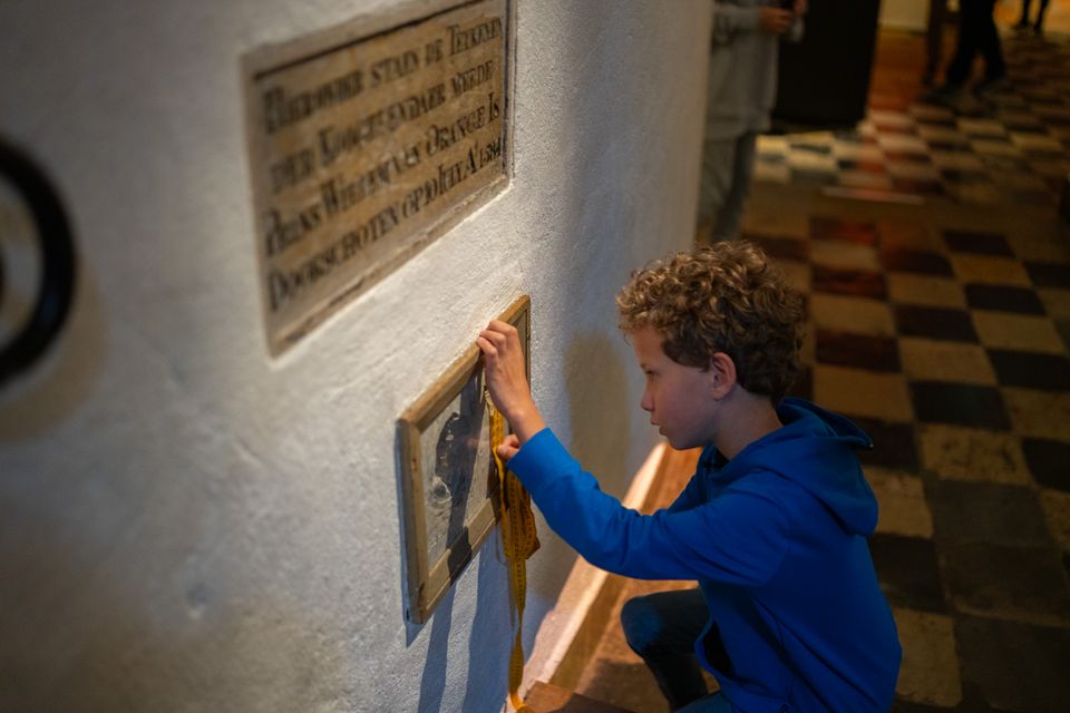 Jong kind meet het kogelgat in het Museum Prinsenhof Delft