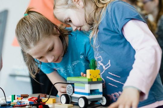 Twee meisjes maken legorobot