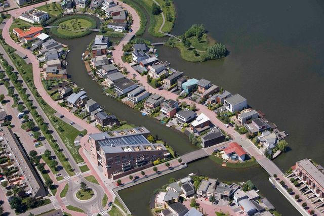 Luchtfoto van de huizen aan het water in Noordhove