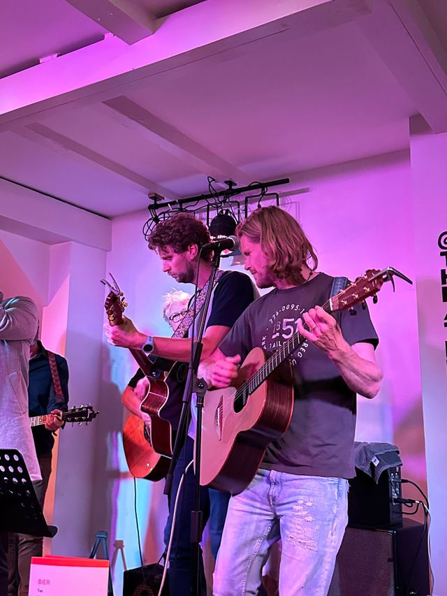 twee gitaristen op het podium
