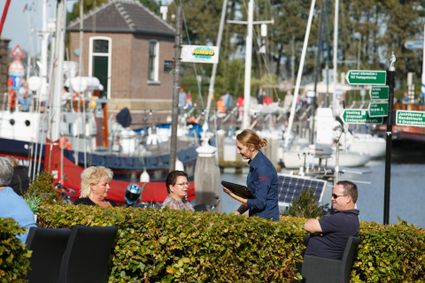 Foto van het terras van restaurant Bellevue in Willemstad.