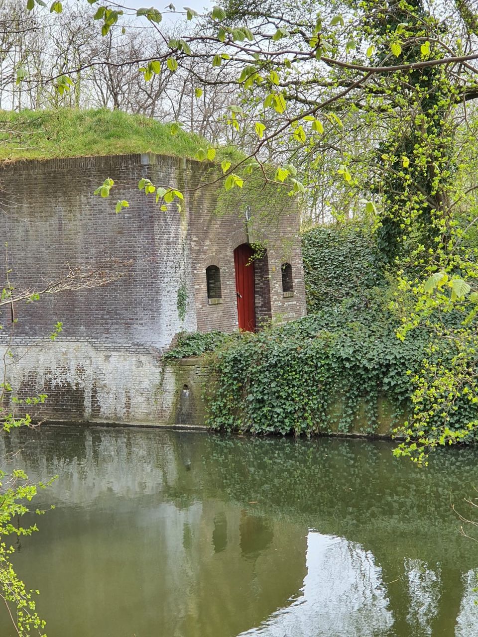 Een fort gefotografeerd van de overkant van een waterpartij.