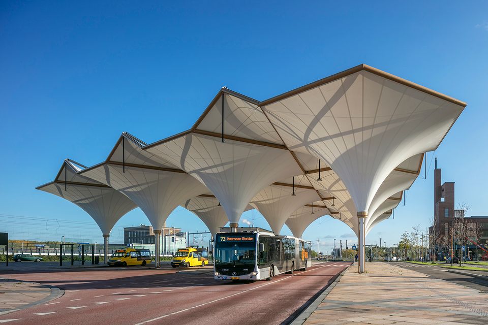 De overkapping van het busstation van Leidsche Rijn is gemaakt van tentdoek en hangt tussen een driehoekig stalen frame waardoor het effect van een kathedraal ontstaat.