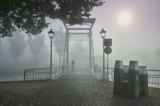 Singelbrug in de mist van Harlingen