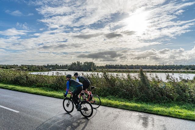 Ruimte, vrijheid en verrassend veel (nieuwe) natuur; wielrennen in Flevoland is duidelijk anders. Ontdek 10 nieuwe Flevolandse wielrenroutes.