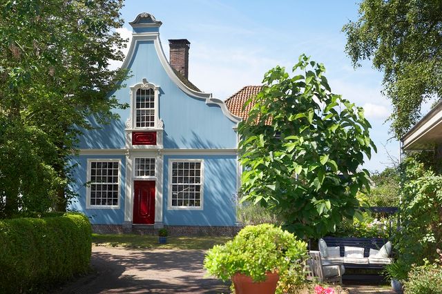 Blauw huis in Broek in Waterland