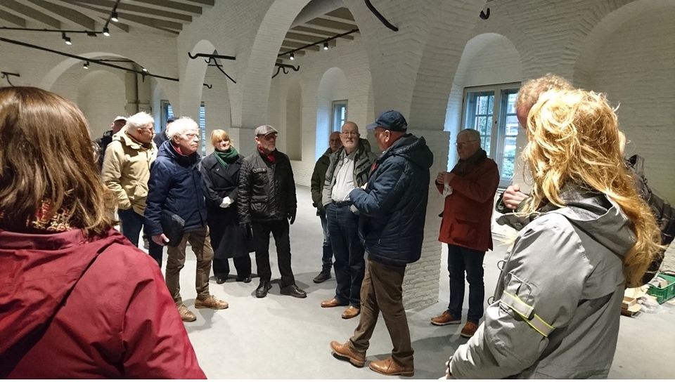 Groep mensen luistert naar rondleiding in het Kruithuis in 's-Hertogenbosch