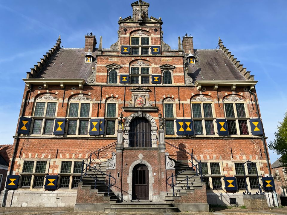 Foto van het stadhuis in Klundert.