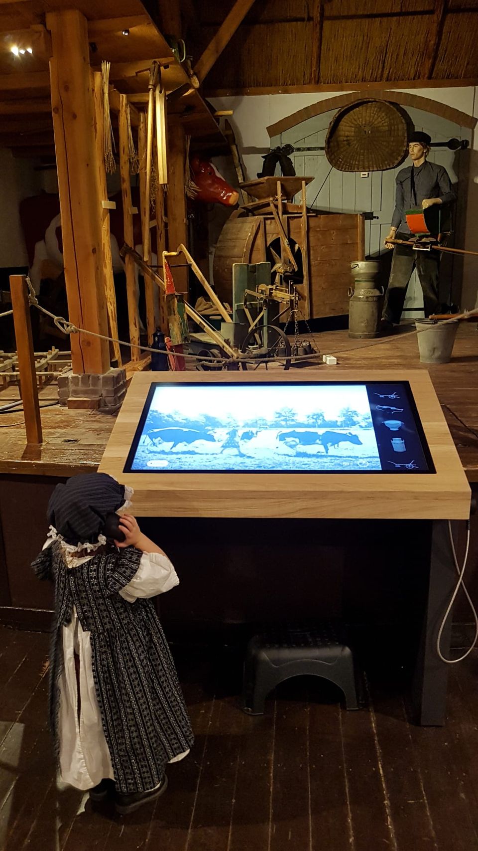 Verkleed meisje bij digitafel bij de deel - Kijk & Luistermuseum