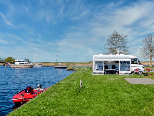 Camper aan het water in Friesland