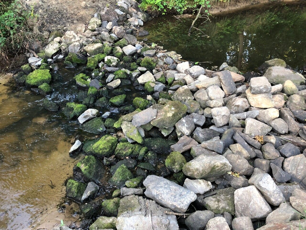 Een foto van stenen bij een rivier.