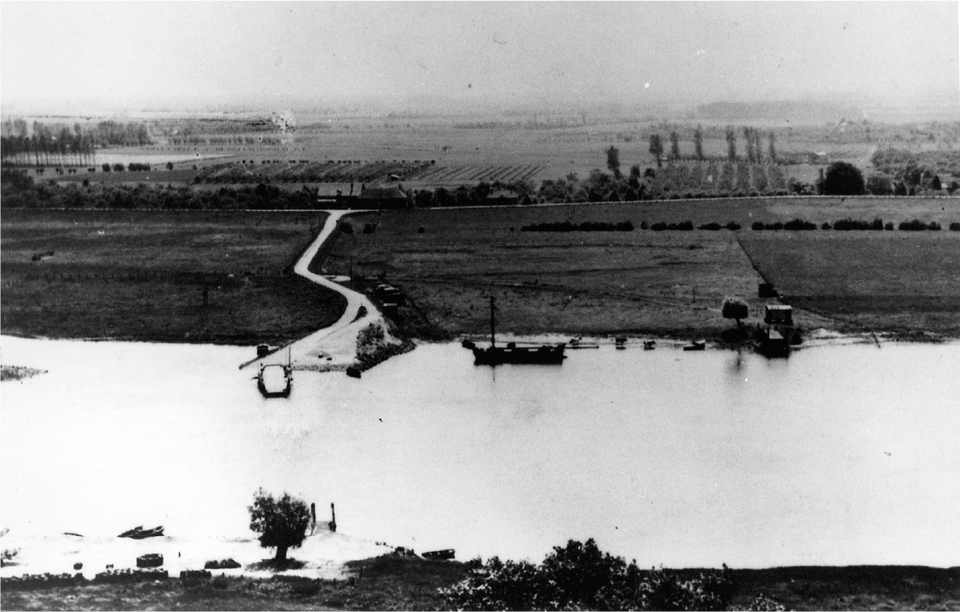 Het Drielse Veer gezien vanaf de stuwwal. Een vergelijkbaar uitzicht hadden de Duitse troepen op de oversteeklocatie van de Dorsets.