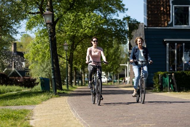 Twee fietsers fietsen door Broek in Waterland