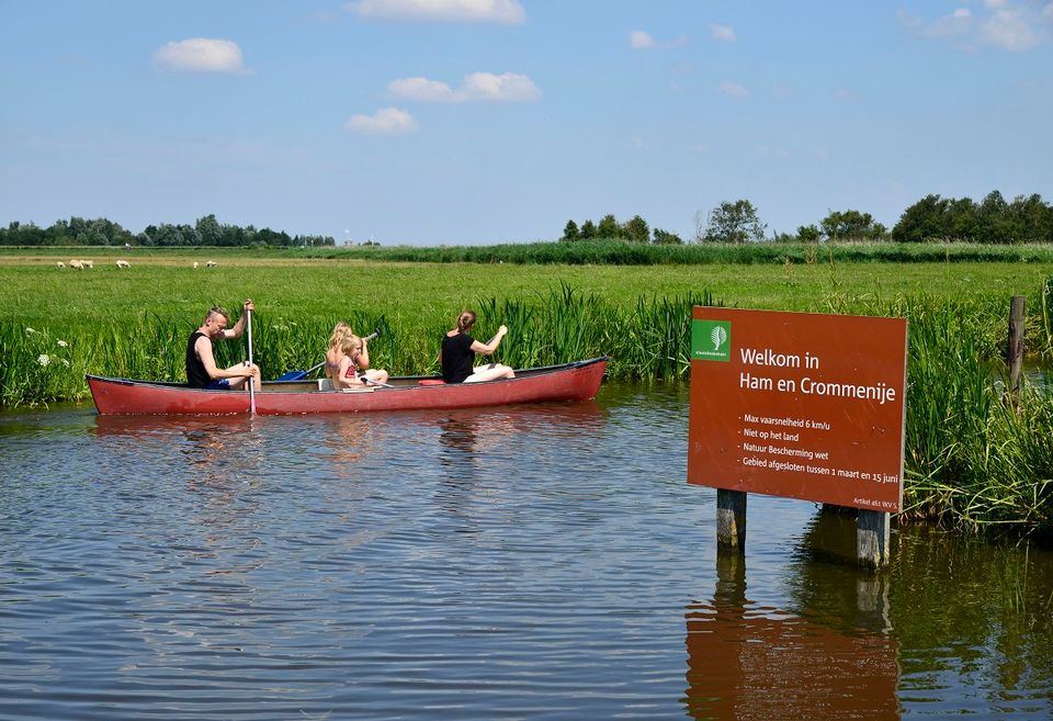 Een gezin op een kanoroute langs het Alkmaarder- en Uitgeestermeer.