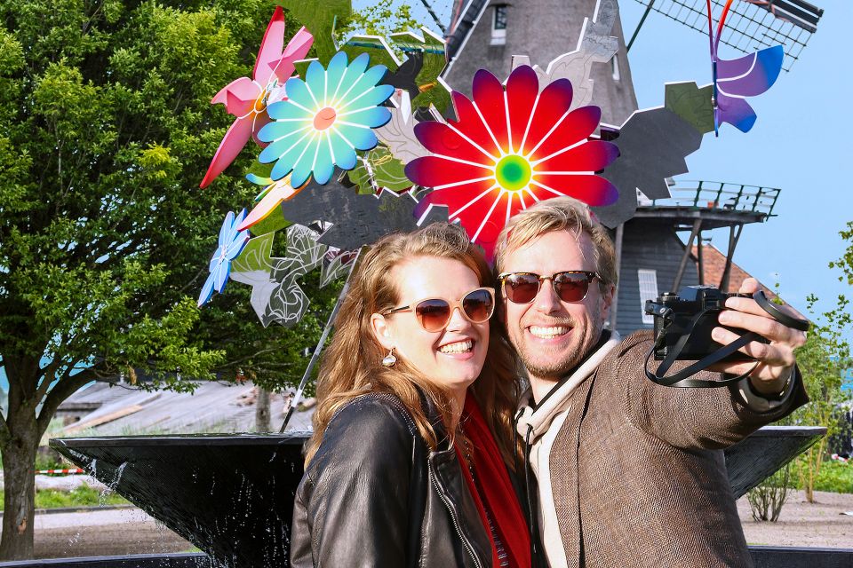 Stel maakt selfie voor de fontein van Ijlst