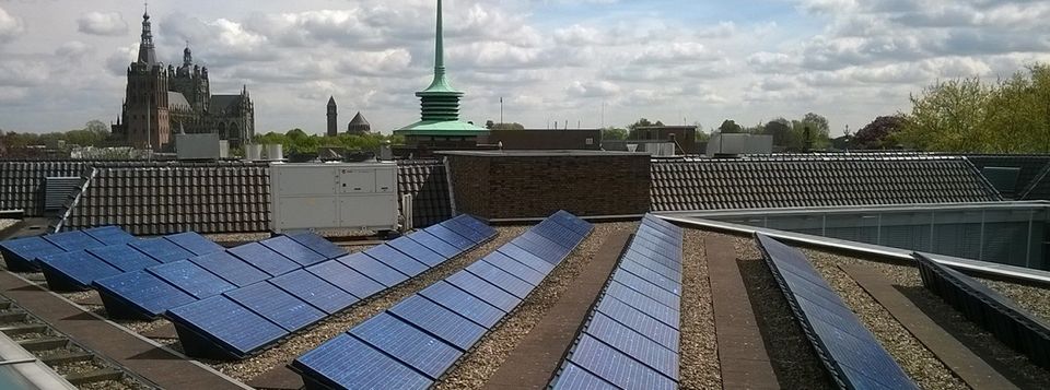 Foto van zonnepanelen op het dak van het Stadskantoor, Wolvenhoek 1.