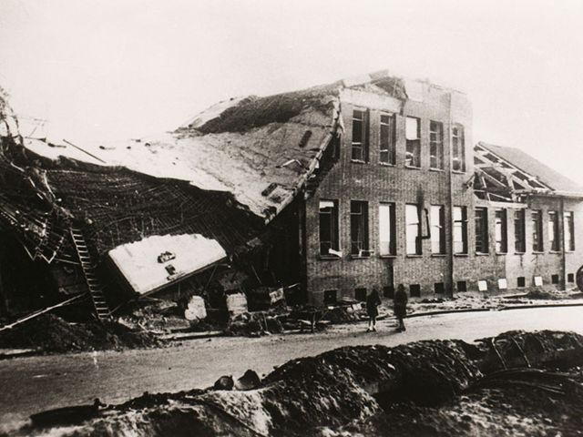 Opgeblazen telefooncentrale in oktober 1944