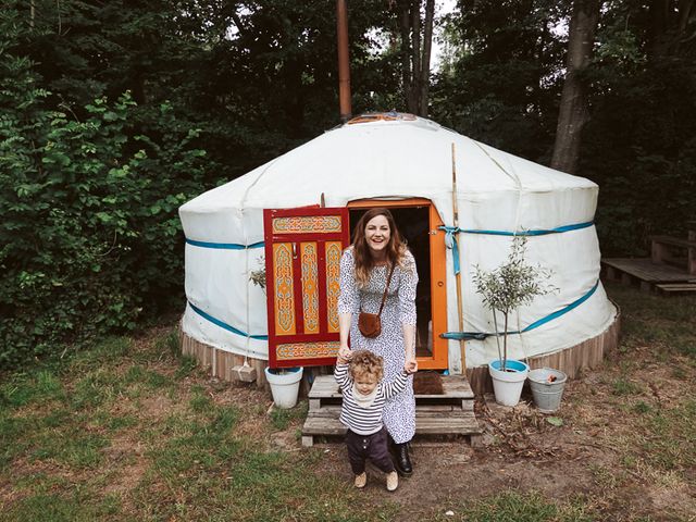 Your Little Blackbook poseert met haar kind voor een yurt