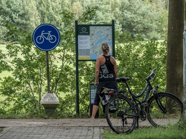 Vrouw voor fietsknooppuntkaart in Gaasterland
