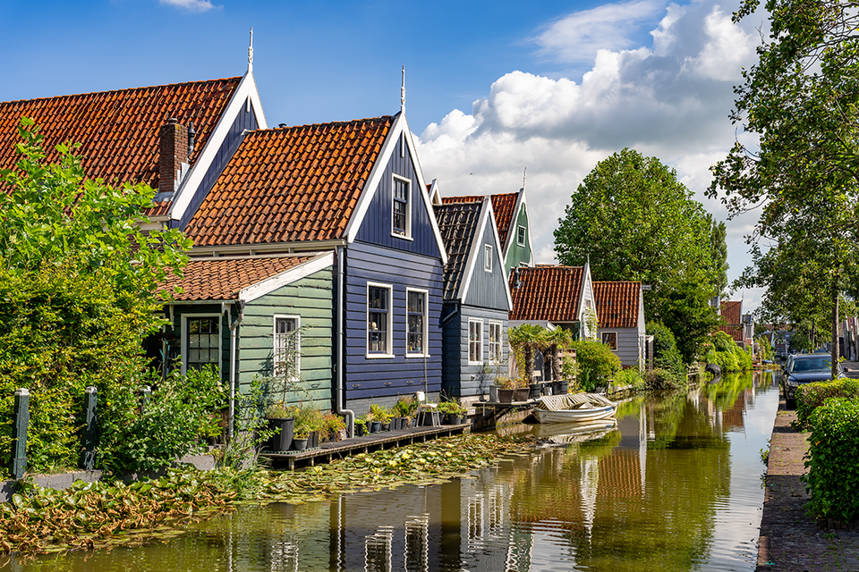 Prachtige houten huizen in De Rijp (Noord-Holland).
