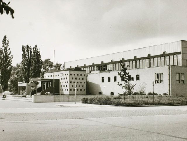 Zwart wit foto van voormalig Brabantbad in 1973.