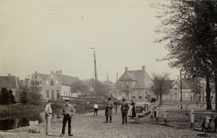 Oude foto van de Haven in Coevorden, Drenthe. Een aantal mannen zijn opgedoft en kijken in de camera.