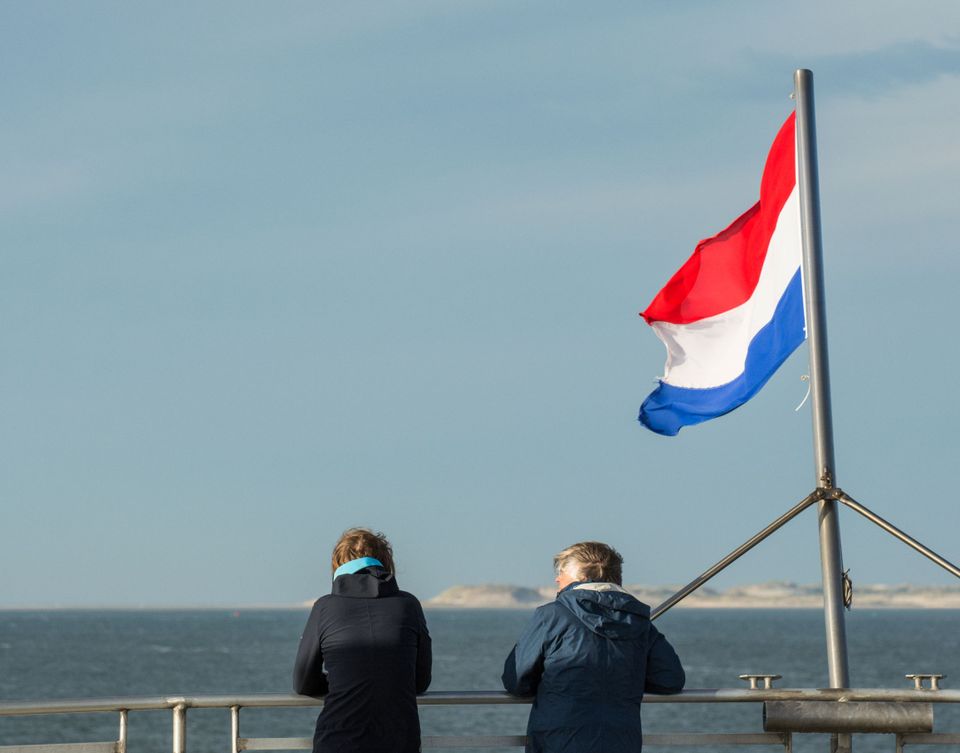 Vlieland mensen op boot bij vlag