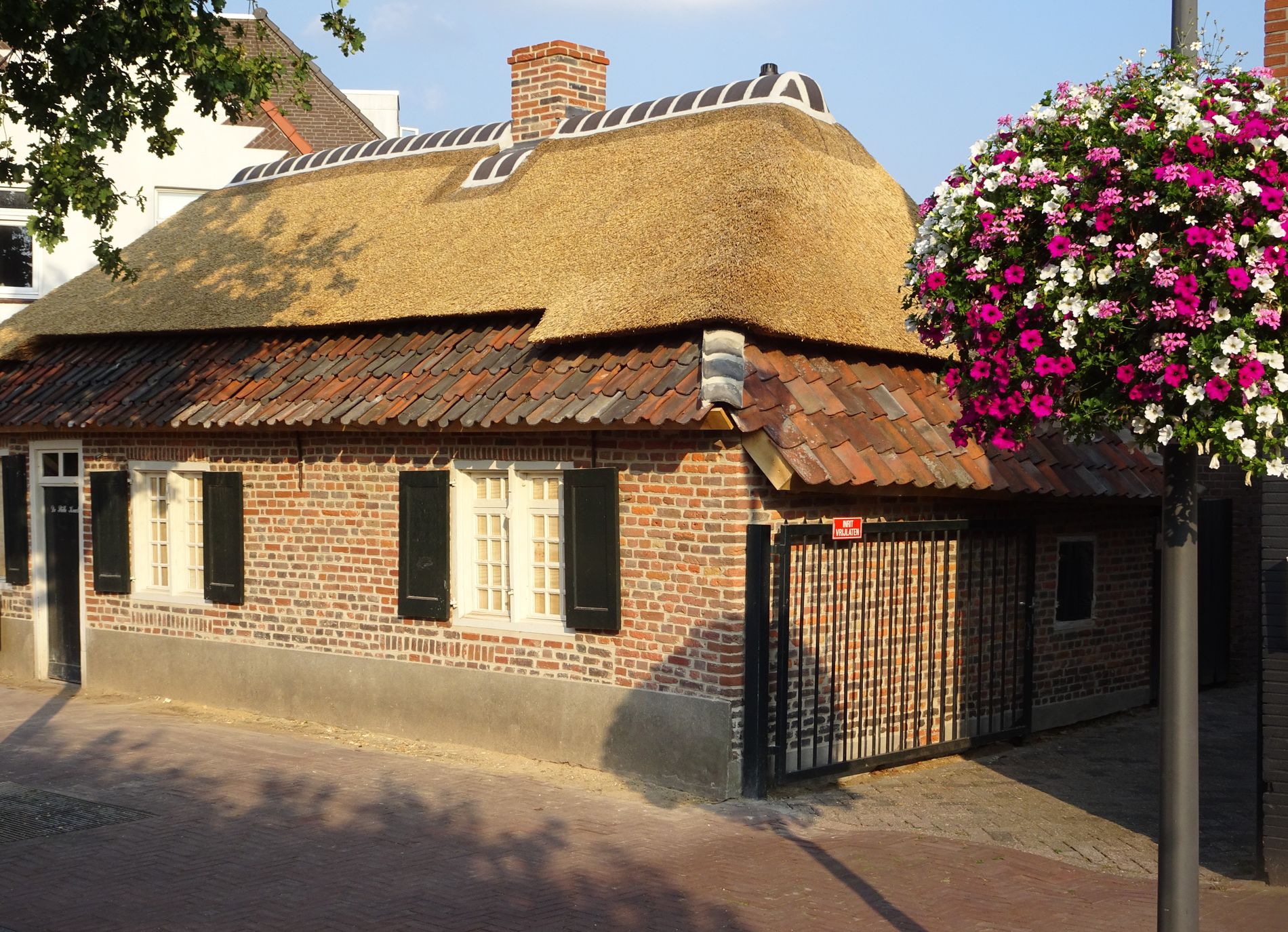 Een foto van het bewaard gebleven wevershuisje uit de tijd van Van Gogh. De koster van het Van Gogh kerkje woonde ooit in dit huisje.