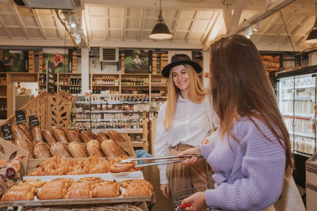 Markets Amersfoort - Regional products - Women grab a sandwich