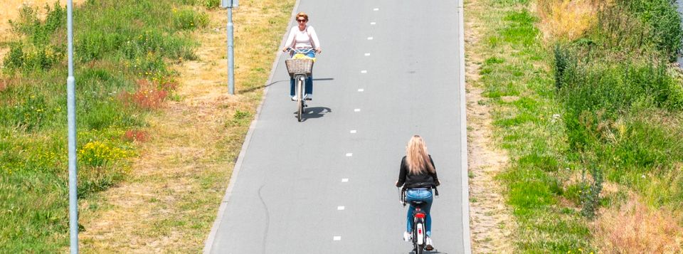 Foto van twee fietsers in het Kanaalpark.