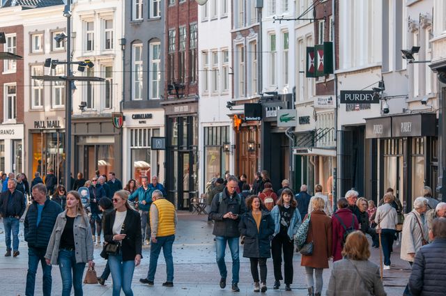 Foto van mensen die aan het winkelen zijn in de Kerkstraat.