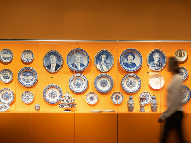 Collectie van het Koninklijk huis in het Royal Delft Museum met borden van Beatrix en Willem van Oranje