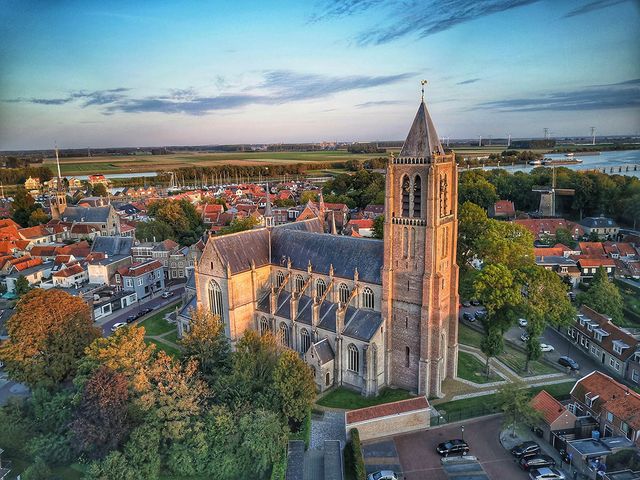 Luchtfoto van Grote of Onze Lieve Vrouwekerk Tholen