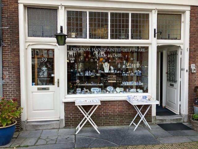 Vooraanzicht van de Madame Blue winkel in Delft